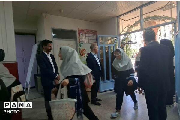 آغاز سال تحصیلی در زینبیه ۲ شهریار با اقامه نماز جماعت و حضور مسئولان آموزش و پرورش