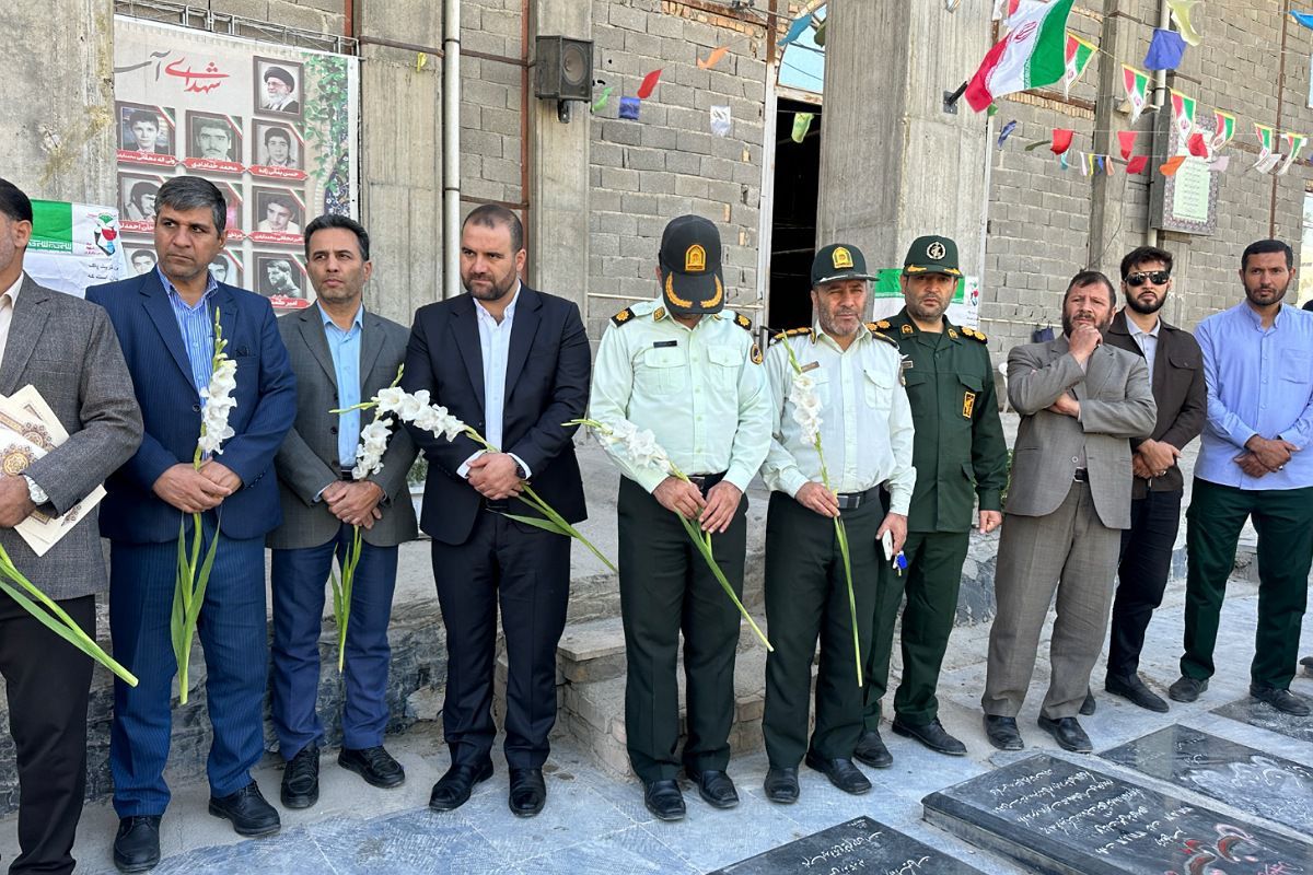 غبارروبی مزار شهدا در امام زاده حسن(ع) نسیم‌شهر