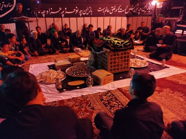 برپایی سفره حضرت رقیه(ص) در حسینه حسینی روستای رزق آباد شهرستان کاشمر
