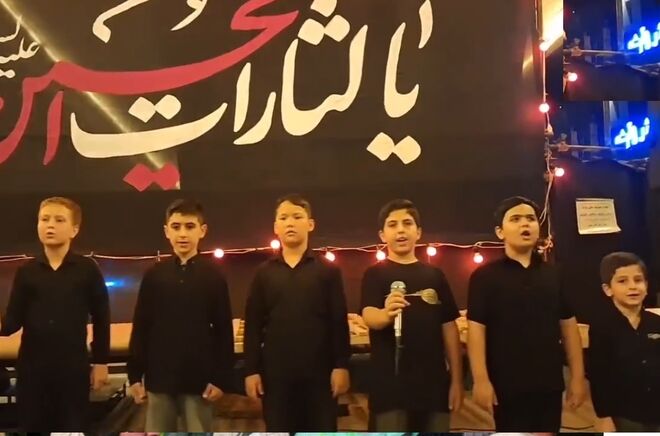 اجرای گروه سرود نوجوانان در تجمع شبانه میدان رزمندگان قم