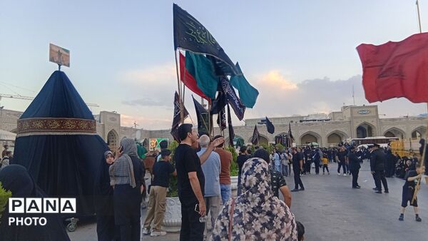 بیرق سیاه عزا در شب اول محرم بر گنبد ملکوتی امام هشتم برافراشته شد