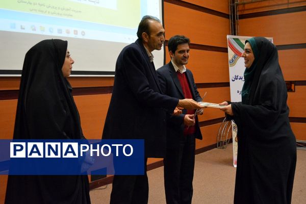 آیین تجلیل از برگزیدگان حوزه مشاوره و پیشگیری از آسیب‌های اجتماعی بهارستان‌دو
