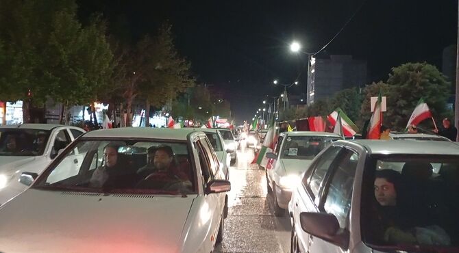 رژه خودرویی در بلوار فضل همراه با حضور عروس و داماد انقلابی