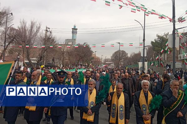 حضور اقشار مختلف مردم شهرری در راهپیمایی ۲۲ بهمن