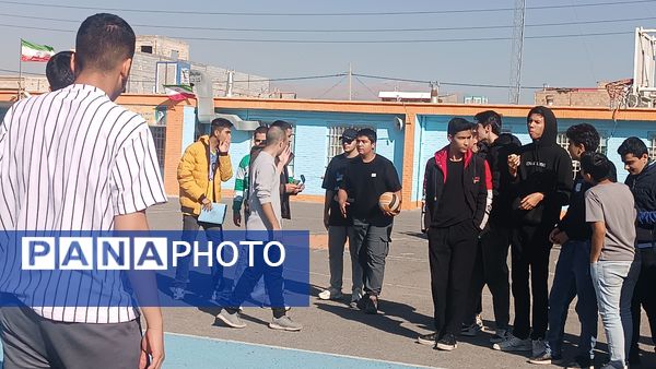 اولین روز از مسابقات گروهی والیبال در دبیرستان شاهد ابوذر گروهی 