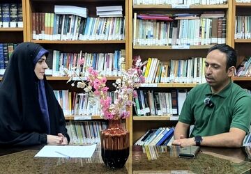 نمایش لبخند بر مزار شهدای کودک میناب؛ روایت همدلی هنرمندان با کودکان داغدار