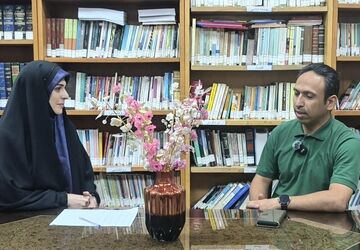 نمایش لبخند بر مزار شهدای کودک میناب؛ روایت همدلی هنرمندان با کودکان داغدار