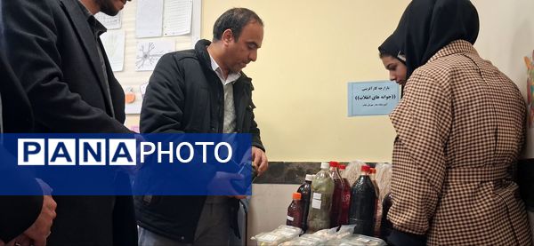 بازدید معاون توسعه و پشتیبانی آموزش و پرورش خلیل آباد از بازارچه کار آفرینی جوانه های انقلاب