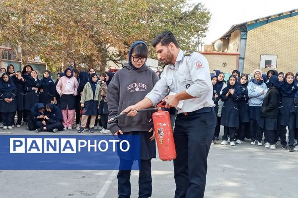 حضور‌ آتش نشانان شهر قدس در دبیرستان فرزانگان