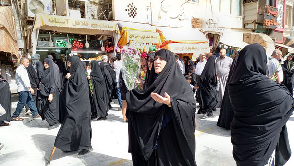 عشق و ارادت زائران حضرت معصومه(س) در قالب کاروان نمادین ورود ایشان به قم