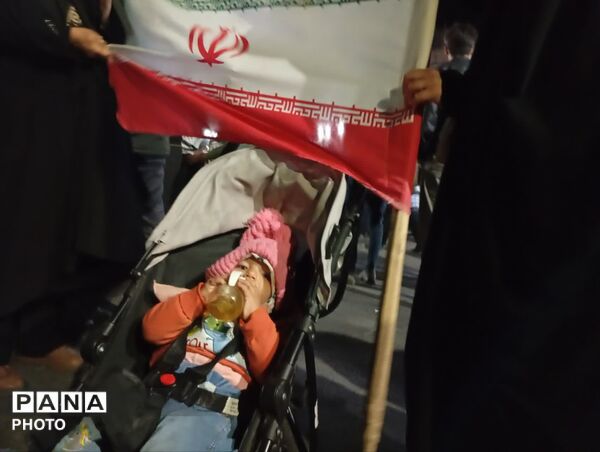 کودکان ایران از آغاز راه با ایمان و اراده‌ای الهی، پرچم استکبارستیزی را به دوش کشیده‌اند