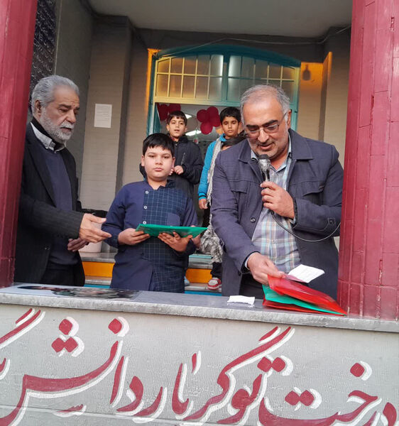 تقدیر دانش‌آموزان یک مدرسه در قم از پدر شهید کریمی