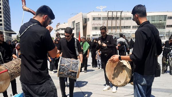 جاماندگان اربعین حسینی در مسیر حرم مطهر امام مهربانی