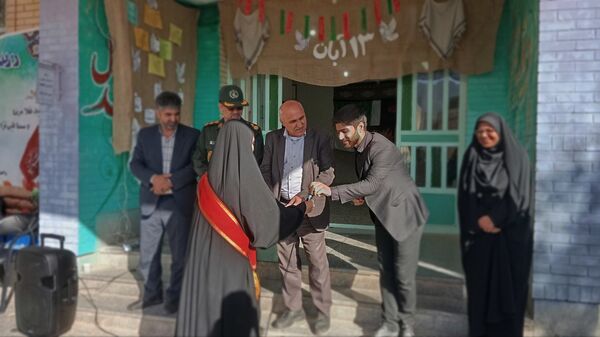 دبیرستان دخترانه فدک میزبان آیین زنگ نمادین «استکبار‌ستیزی» در شهر بن 