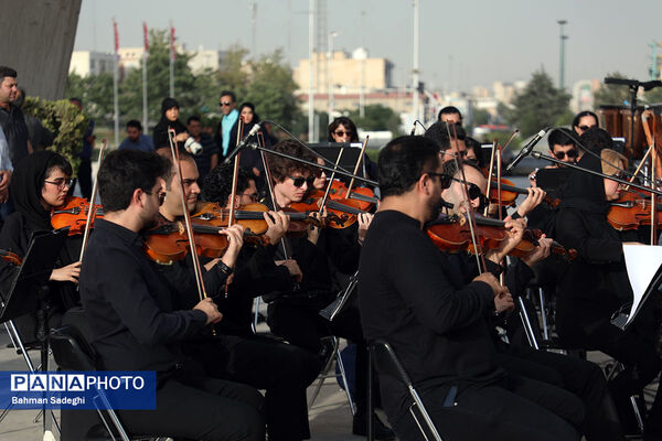 اجرای ارکستر سمفونیک تهران در میدان آزادی