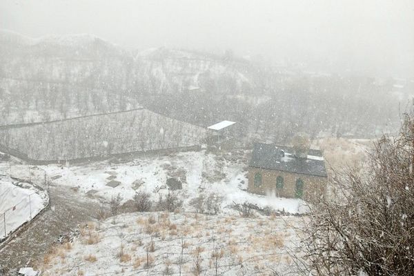 شروع اولین بارش برف زمستانی در بهمن ماه ۱۴۰۳ در شهر زیبای با‌ر