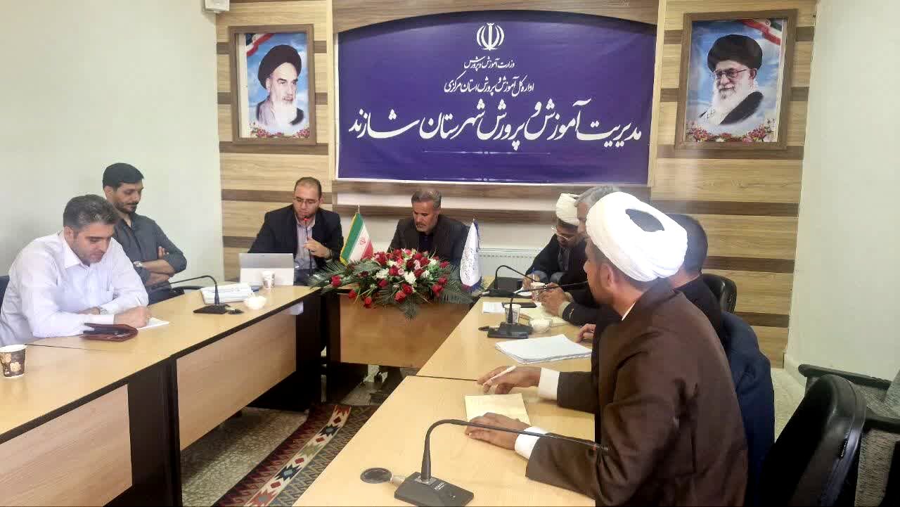 بازدید وزراتی از فعالیت‌های اجرا شده برنامه نماد در مدارس شازند 