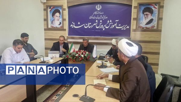 بازدید وزراتی از فعالیت‌های اجرا شده برنامه نماد در مدارس شازند 