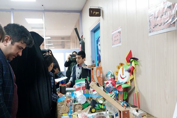 برپایی نمایشگاه طرح جابر ابن حیان در دبستان هیأت امنایی شهید قلنبر ناحیه 2 شهرری 