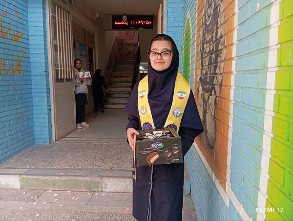 جشن تقدیر پیشتازان برگزیده پویش بوسه بر دستان مادر در دبیرستان دخترانه انقلاب اسلامی 