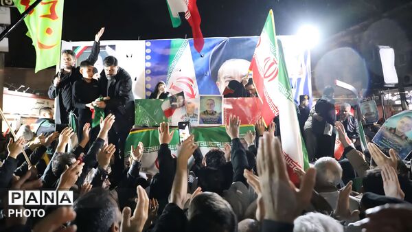 تشییع پیکر پاک سردار شهید محمدرشیدی فرهاد بر دستان مردم کرج 