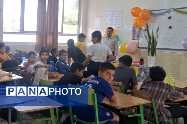 معلم مشعل دانش و چراغ هدایت است