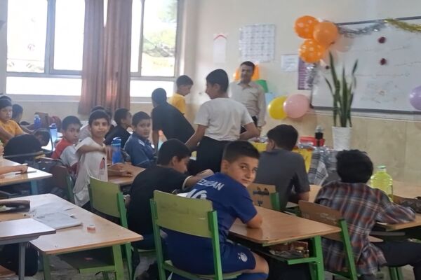 معلم مشعل دانش و چراغ هدایت است