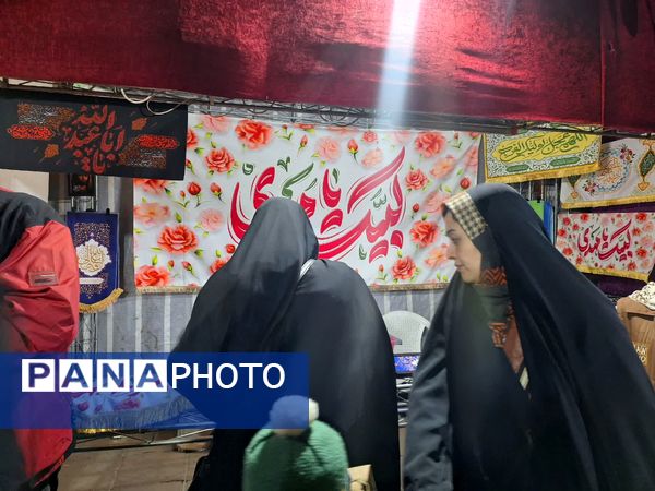 شادی مردم در کوچه وخیابان‌های مشهد در شب نیمه شعبان