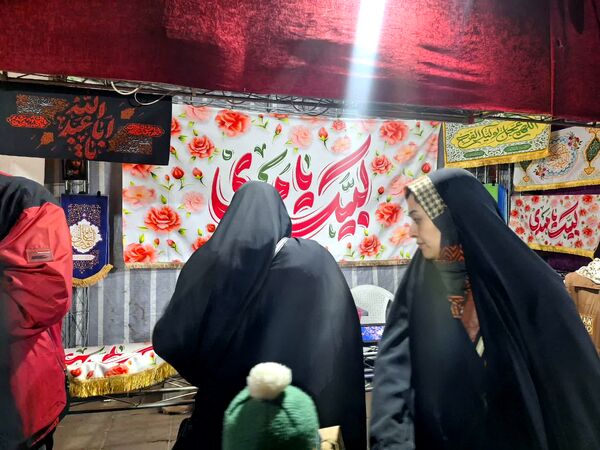 شادی مردم در کوچه وخیابان‌های مشهد در شب نیمه شعبان
