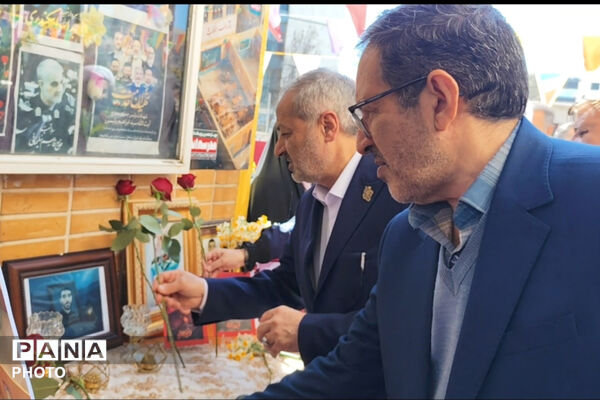 وزیر آموزش و پرورش میهمان دانش‌آموزان مدرسه شاهد دالکی