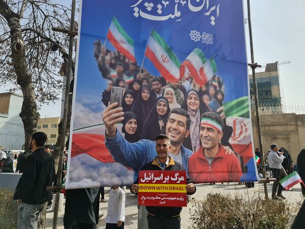 جلوه‌ای از وحدت و همدلی در راهپیمایی ۲۲ بهمن