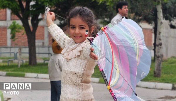 آسمانِ پارک فرهنگیان بناب زیر باران بادبادک‌های رنگی