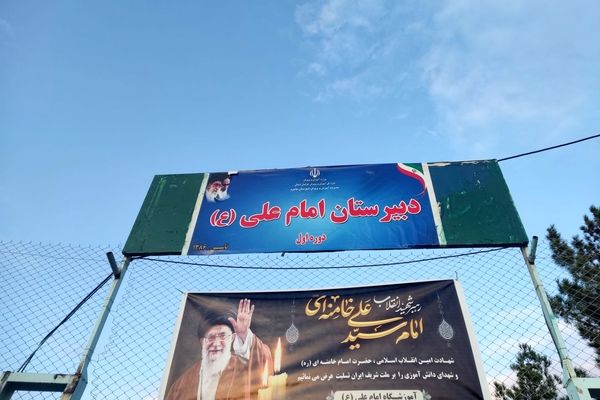 حضور پررنگ و حماسی فرهنگیان و دانش آموزان در عزای رهبر شهید