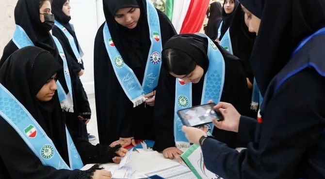 مشارکت پرشور دانش‌آموزان اهوازی در انتخابات 