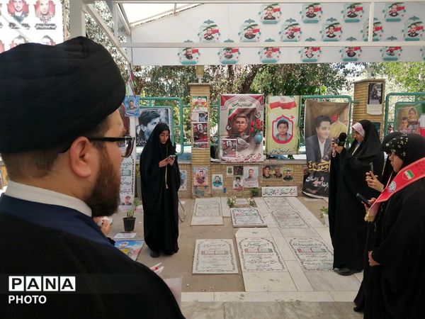 آیین گلباران مزار شهدا در سالروز تاسیس سازمان دانش‌آموزی