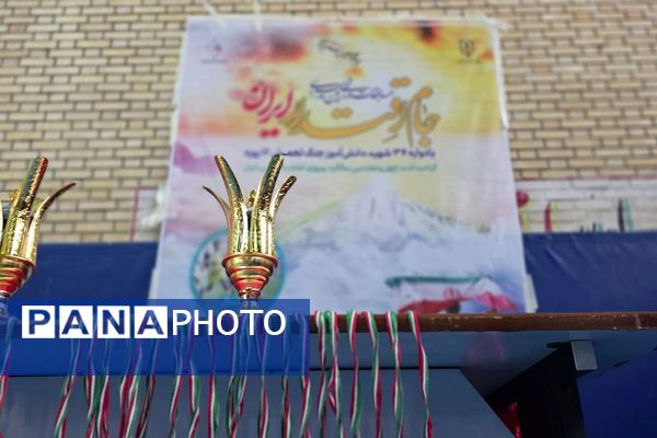 رقابت دانش‌آموزان رباط‌کریم در مسابقات بین مدرسه‌ای فوتسال