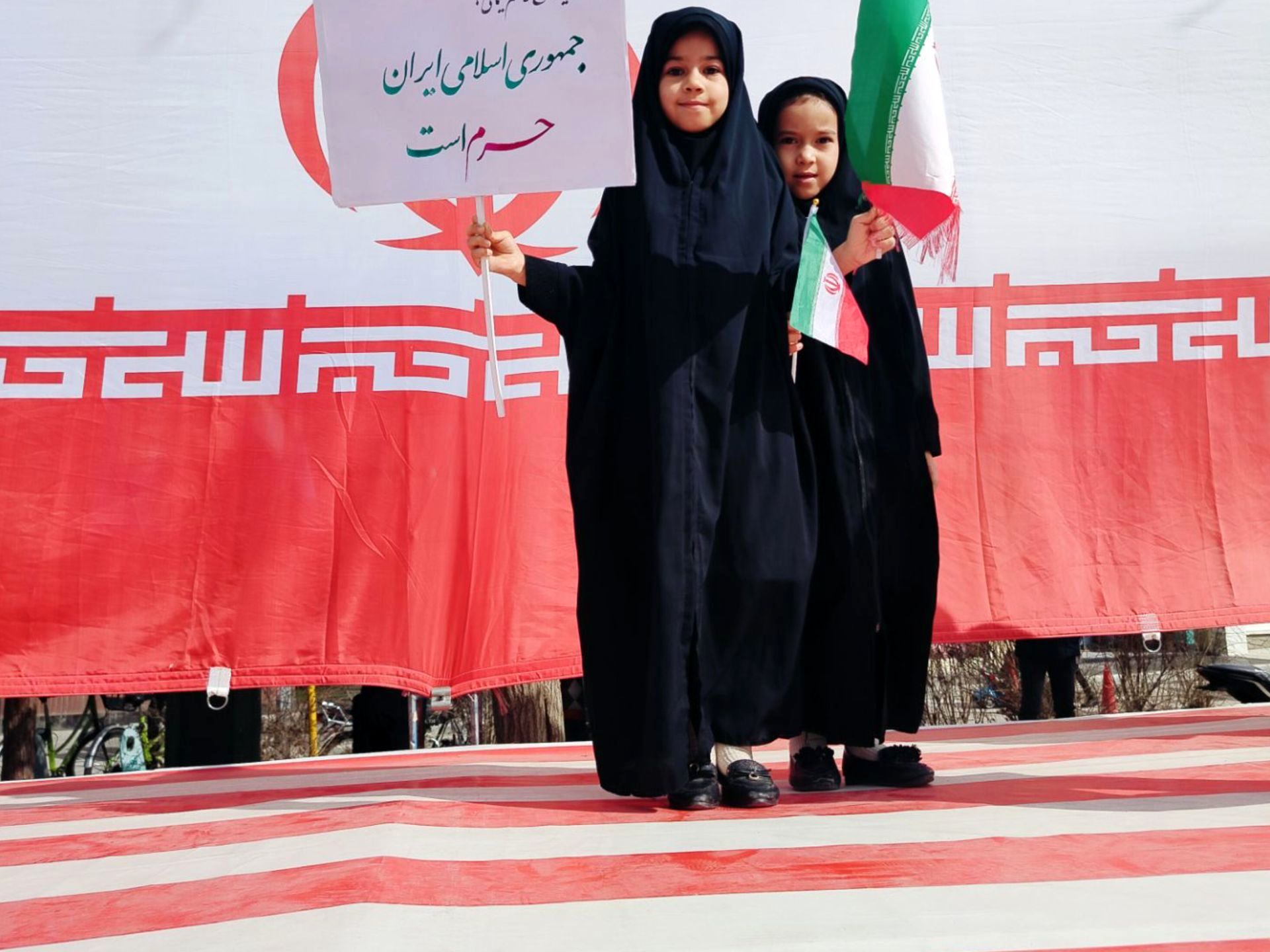 حضور دانش آموزان دبستان نرجس در راهپیمایی ۲۲بهمن 