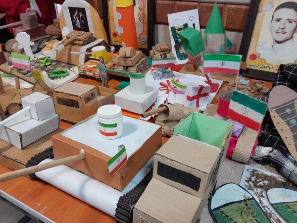 نمایشگاه دست‌سازه‌های آمادگی دفاعی دانش‌آموزان مدرسه حاج مهدی رسولی