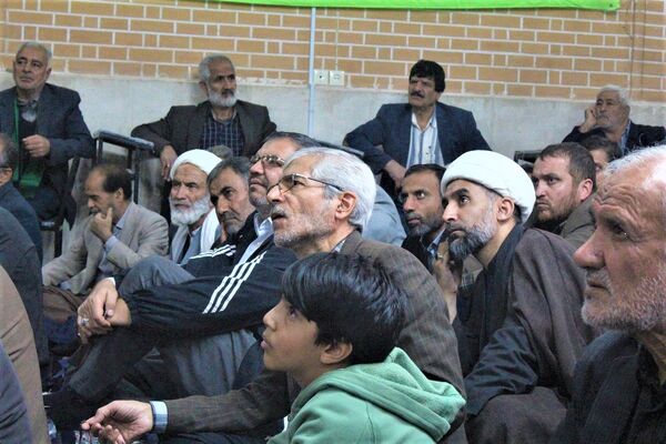 استقبال نوجوانان از غرفه‌های یادواره شهدای مسجد جامع قم