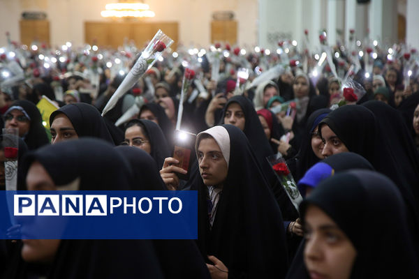 اجتماع بزرگ «عهد خواهرانه» با حضور 6 هزار دانشجوی دختر در قم