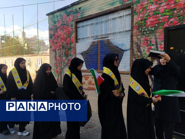  راهپیمایی  روز دانش آموز در مشهد با قلب هایی از جنس عزای حضرت فاطمه (س)