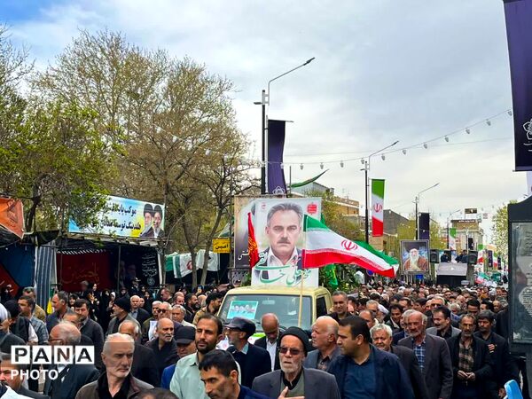 تشییع پیکر شهید مردمی جنگ‌رمضان‌ محرمعلی‌خالقی بر روی دستان مردم شهیدپرور زنجان‌‌