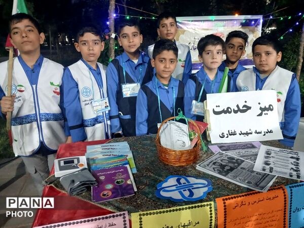  میز خدمت به میزبانی مدرسه پسرانه شهید مهدی غفاری در تجمعات شبانه شهر فرون آباد