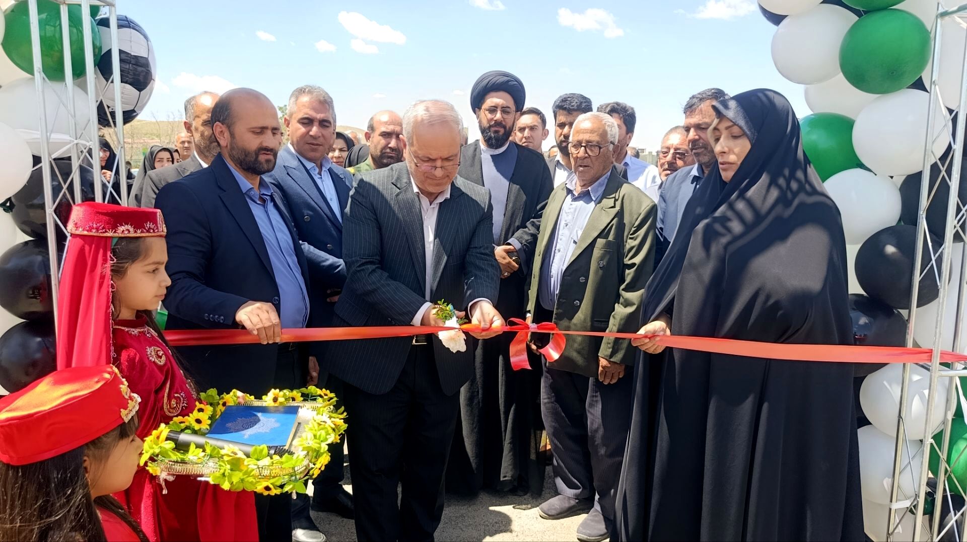 افتتاح زمین چمن مصنوعی شهدای جنگ رمضان در دبیرستان مقداد شهر لاهیجان 
