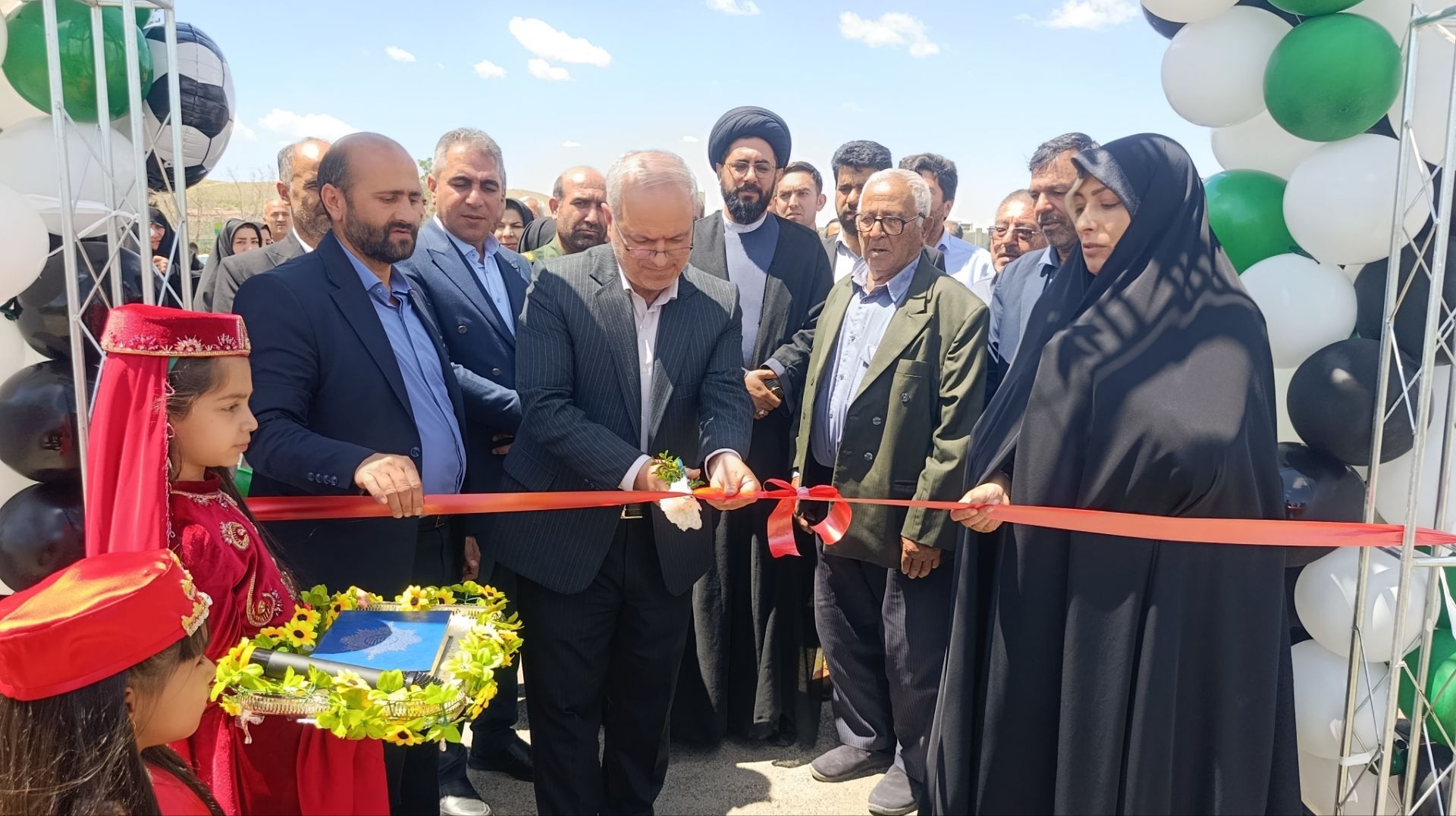 افتتاح زمین چمن مصنوعی شهدای جنگ رمضان در دبیرستان مقداد شهر لاهیجان 
