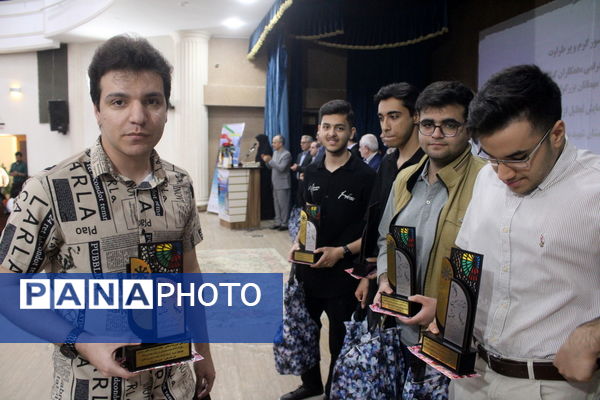 تجلیل از برگزیدگان دبیرستان شهید بهشتی شهرستان بوشهر (2)