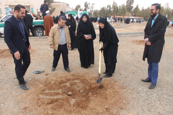 جلوه‌هایی از آیین درختکاری در اردوگاه شهدای 15 خرداد قم