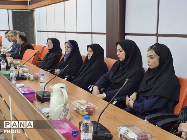 معلمان نمونه در قاب افتخار آموزش و پرورش منطقه ۵