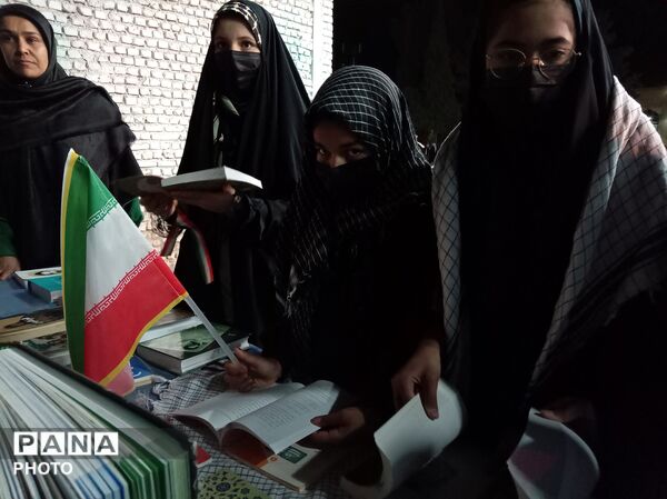 برپایی غرفه کتابخوانی در شهرستان خلیل آباد