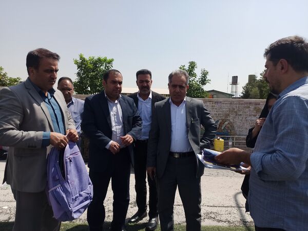 توزیع ٥٠٠ بسته کیف و لوازم التحریر میان دانش‌آموزان نیازمند در آموزش و پرورش ناحیه 3 شیراز
